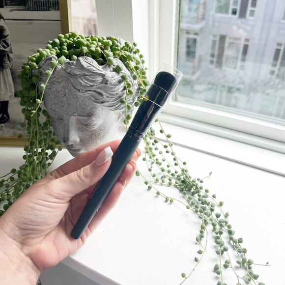 NEW BareMinerals Blurring Buffer Brush - Picture 1 of 3